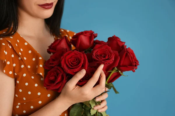 Woman Holding Beautiful Roses Color Background — Stock Photo, Image