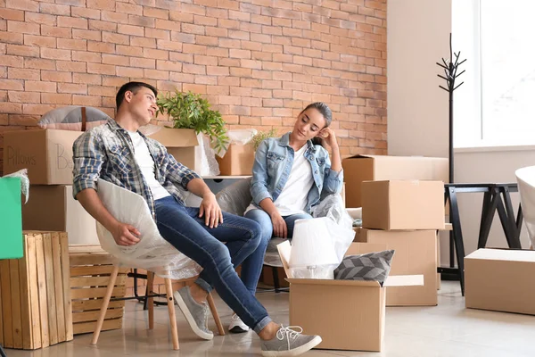 Young Couple Resting Boxes Indoors Moving New House — Stock Photo, Image