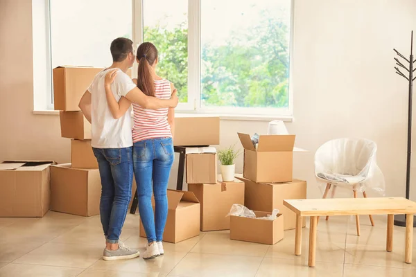 Young Couple Standing Boxes Indoors Moving New House — Stock Photo, Image