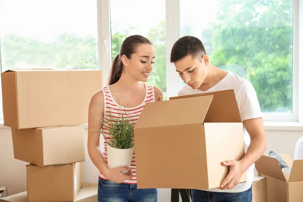Young Couple Box Houseplant Indoors Moving New House — Stock Photo, Image