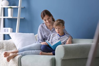 Anne ve oğlu birlikte evde kitap okuma