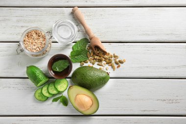 Avokado malzemelerle ahşap arka plan üzerinde doğal ev yapımı kozmetikler için