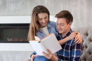 Kitap evde istirahat ile mutlu genç çift