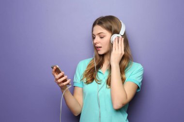 Güzel, genç bir kadın müzik dinliyor.