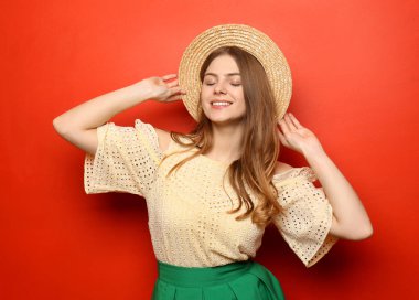 Renk arka plan üzerinde şapkalı güzel genç kadın