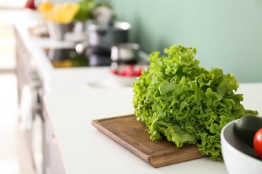 Modern mutfak masasında marul ile ahşap tahta