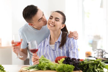 Birlikte mutfakta yemek yaparken içme şarap genç çift