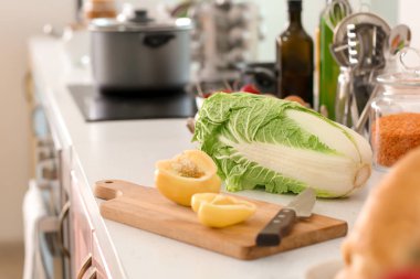 Modern mutfakta taze sebzeler.