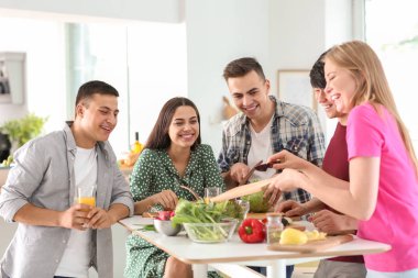 Arkadaşlar birlikte mutfakta yemek