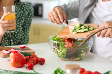 Genç adam kız arkadaşıyla mutfak pişirme