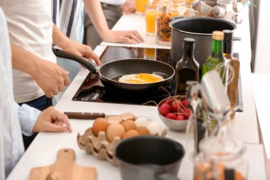 Arkadaşlar birlikte mutfakta yemek