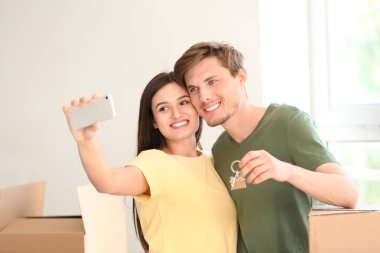 Genç mutlu çift alma selfie ile anahtar yeni evlerinin kapalı
