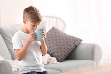 Sıcak kakao evde içme şirin küçük çocuk