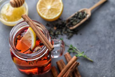 Tarçın ve limon masada sıcak aromatik içecek Mason kavanoz