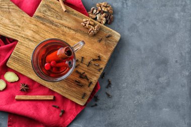 Tarçın ve kızılcık ahşap tahta üzerinde cam Kupası ile içecek