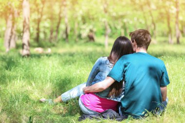Mutlu genç çift yeşil Park'ta dinlenme