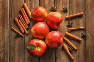 Taze elma ve tarçın ahşap arka plan üzerinde kompozisyonu