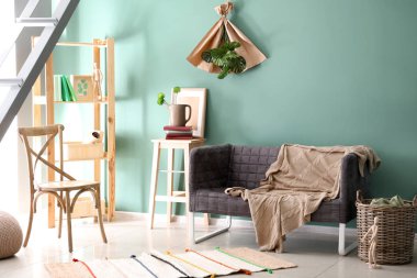 İç renk duvarının yakınında rahat kanepe oturma odası