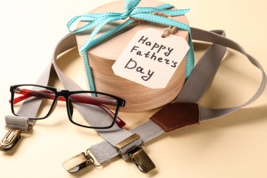 Hediye kutusu, camlar ve jartiyer renk arka plan üzerinde. Mutlu babalar günü kutlama