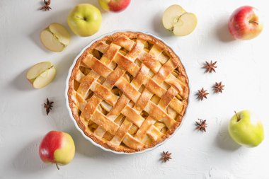 Işık arka plan üzerinde lezzetli elmalı turta ile kompozisyon