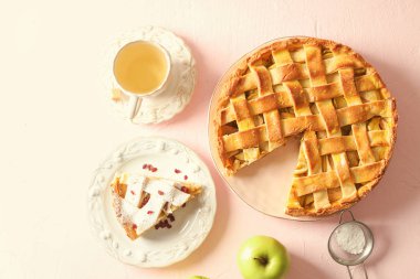 Işık arka plan üzerinde lezzetli elmalı turta ile kompozisyon