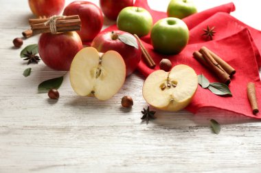 Taze olgun elma ve tarçın hafif ahşap zemin üzerine