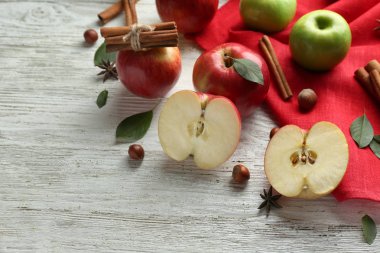 Taze olgun elma ve tarçın hafif ahşap zemin üzerine