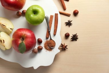 Olgun elma ve tarçın masada kompozisyonu