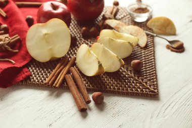 Taze olgun elma ve tarçın masada