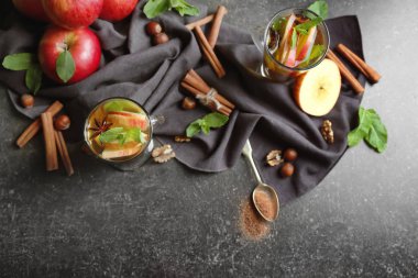 Tarçın ve elma karanlık tabloda çay bardak cam