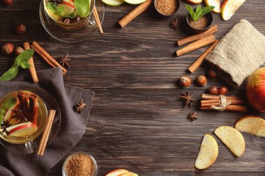 Tarçın, elma ve koyu ahşap arka plan üzerinde çay ile kompozisyon