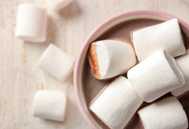 Ahşap arka plan, closeup marshmallow ile lezzetli sıcak kakao fincan