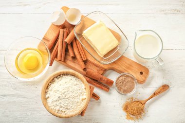 Tablo, üstten görünüm tarçınlı çörek yemek pişirmek için malzemeler