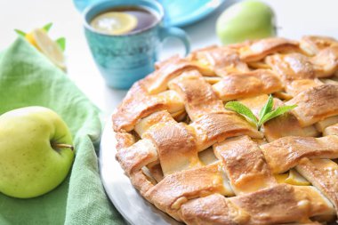 Tablo, closeup lezzetli elmalı turta ile plaka