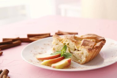 Lezzetli elmalı turta masada, closeup parçası ile plaka