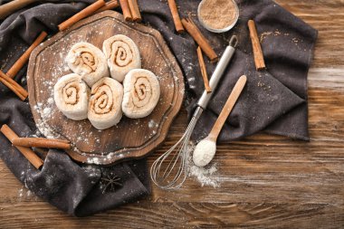 Pişmemiş tarçın ile ahşap tahta mutfak masasının üzerinde rulo