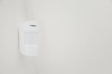 Duvarda modern hareket sensörü var.