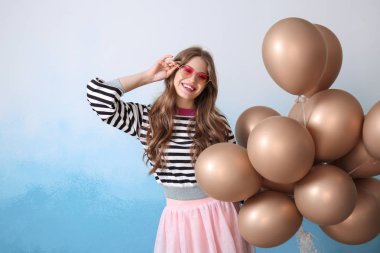 Renkli balonları olan güzel bir genç kadın.