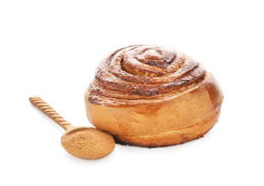 Lezzetli bun ve beyaz arka plan üzerinde toz tarçın kaşıkla