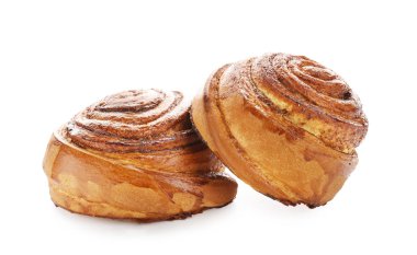 Beyaz zemin üzerine lezzetli tarçınlı çörek