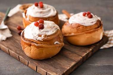 Tahta masada, closeup lezzetli tarçınlı çörek ile