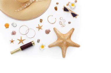 Deniz kabuklarını ve aksesuar beyaz arka plan üzerinde kompozisyonu