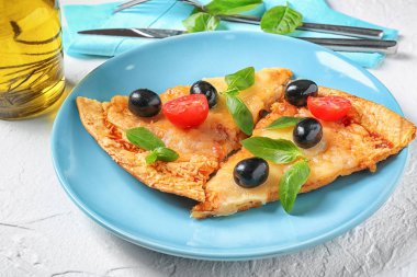 Plaka beyaz masada lezzetli pizza dilimleri ile