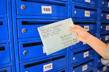 Mektup posta kutusu yakınındaki kadınla