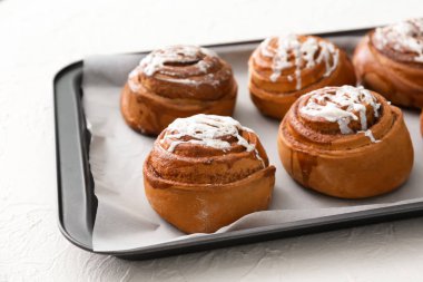 Beyaz masada lezzetli tarçınlı çörek ile pişirme çanağı