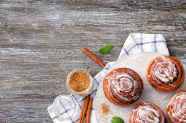 Ahşap tahta masada lezzetli tarçınlı çörek ile