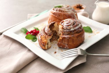 Masada lezzetli tarçınlı çörek ile plaka