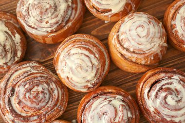 Ahşap masa, üstten görünüm üzerinde sır ile lezzetli ev yapımı tarçınlı çörek