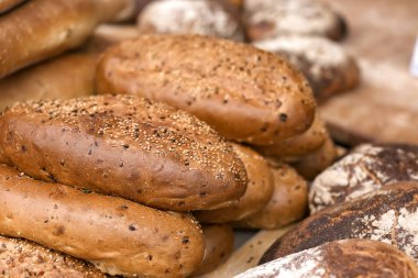 Lezzetli taze ekmek ile susam dükkanda