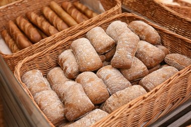 Hasır sepet içinde taze lezzetli ekmek